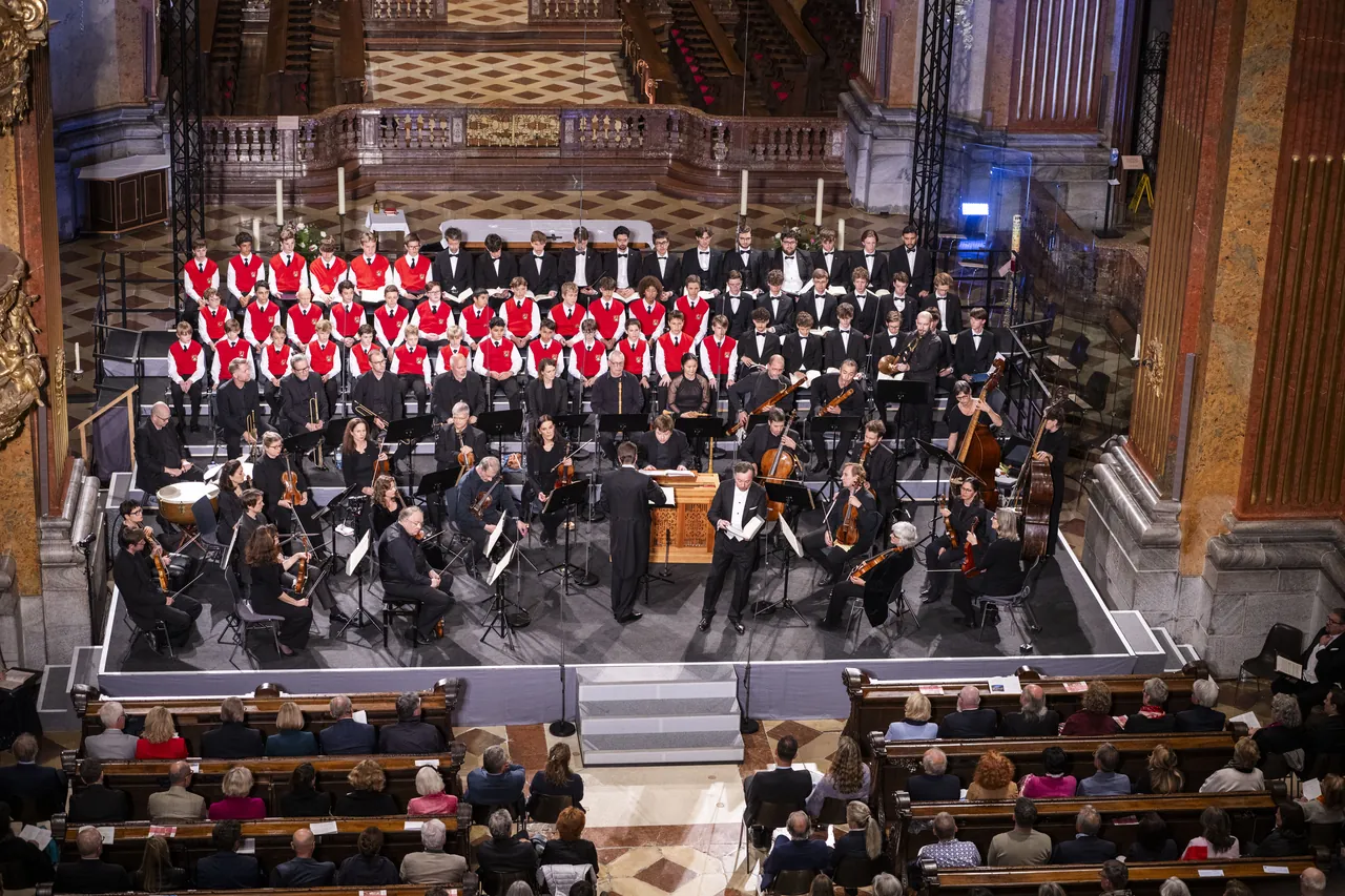 Concentus Musicus Wien and the Wiltener Sängerknaben on stage in the abbey church of Melk, with the audience in front