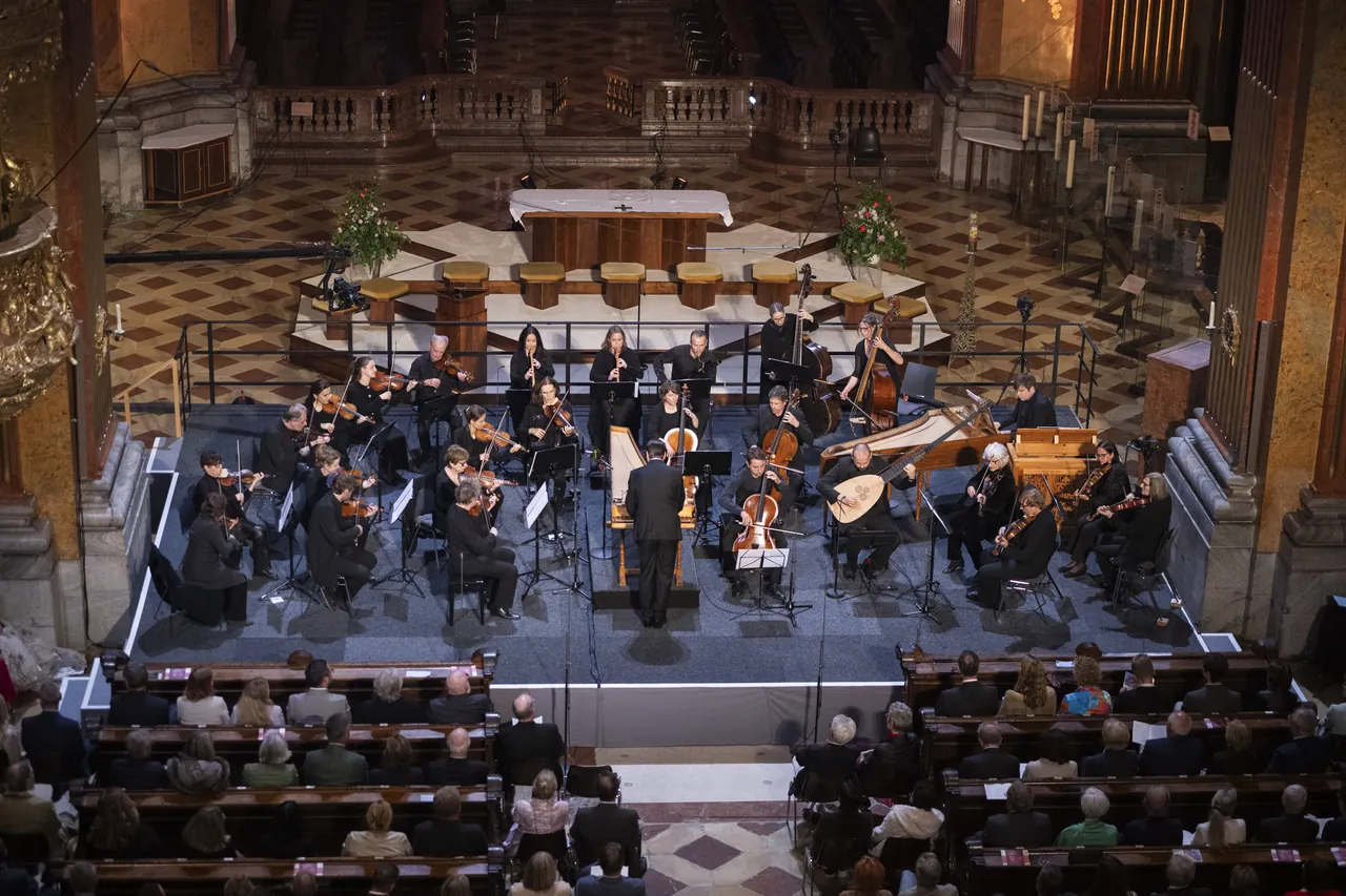 Stefan Gottfried conducting Concentus Musicus Wien in the abbey church of Melk, with the audience in front