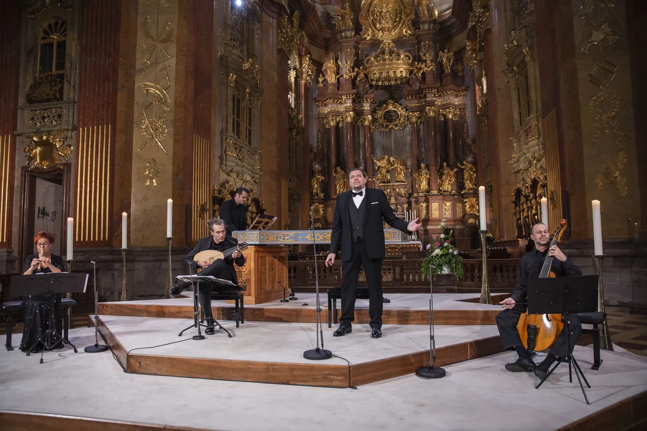 Michael Schade with recorder, lute, harpsichord and viola da gamba in the chancel of the abbey church of Melk