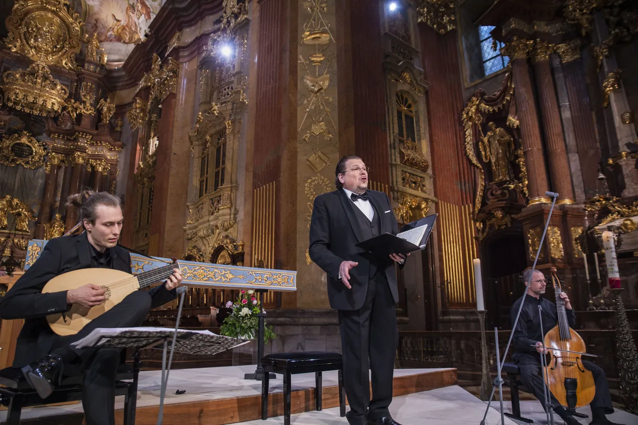 David Bergmüller (lute), Michael Schade and Pierre Pitzl (viola da gamba) in the abbey church of Melk