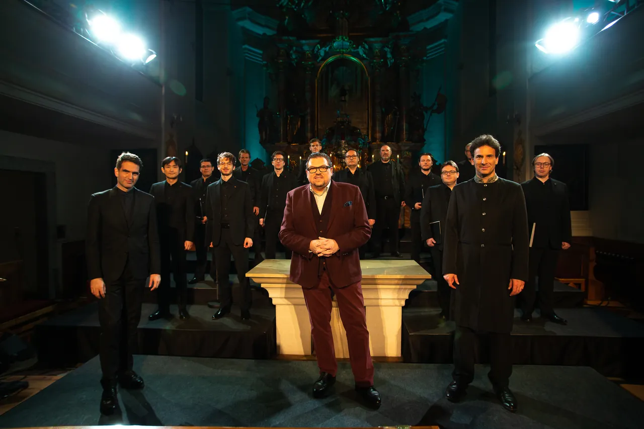 Michael Schade in front of the Bachchor Salzburg in the parish church of Mittersill