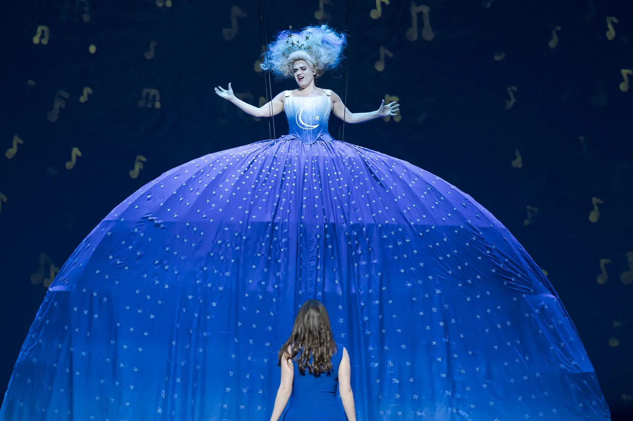 Pamina before the Queen of the Night in her star-covered hooped gown